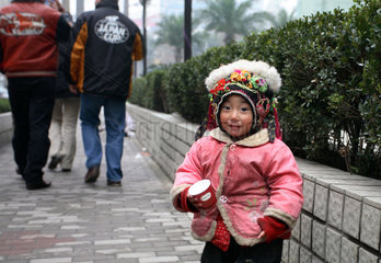 Shanghai  kleines Kind bettelt auf der Strasse