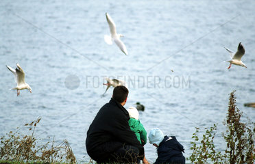 Mann mit Kindern an einem See in Potsdam