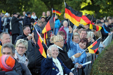 Hoppegarten  Deutschland  Menschen schwenken Nationalfahnen am Tag der Deutschen Einheit