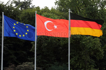 Berlin  Deutschland  Nationalfahnen der Bundesrepublik Deutschland  der Tuerkei und die Europafahne