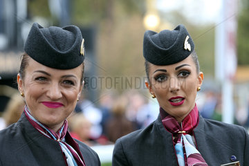 Paris  Frankreich  Stewardessen der Fluggesellschaft Qatar Airways