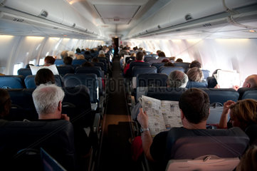 Berlin  Deutschland  Passagiere in einem Flugzeug