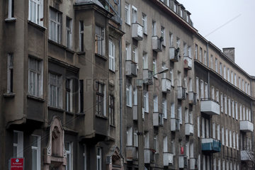 Polen  Poznan - graue Fassaden von Wohnhaeusern im Winter