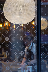 Polen  Poznan - Kellnerin  Blick durch Fenster eines Restaurants