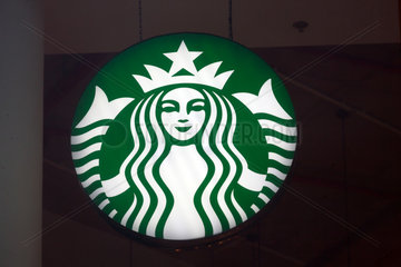 Polen  Poznan - Starbucks-Logo an einer Filiale der Kette