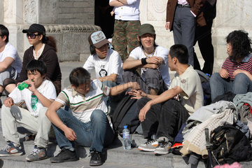 Peking  Jugendliche sitzen auf einer Treppe