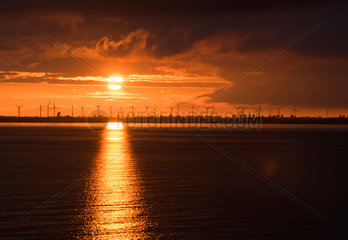 Emden  Deutschland  Sonnenuntergang ueber dem Emder Aussenhafen