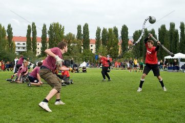 Berlin  Deutschland  Jugger-Spieler im Jahnsportpark