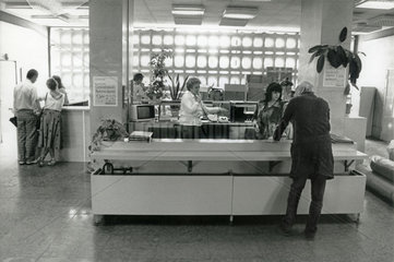 neue Commerzbank-Filiale in Dresden  DDR  Juli 1990