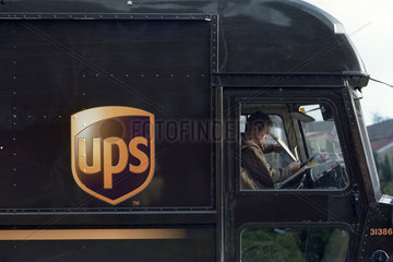 Ein UPS-Transportwagen