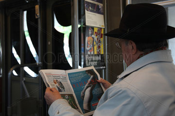 Basel  Schweiz  aelterer Mann liest Zeitung