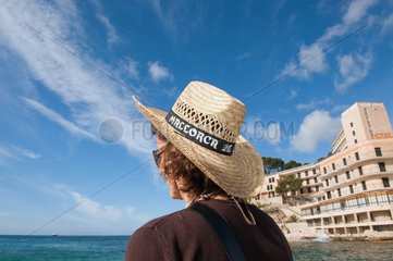 Peguera  Mallorca  Spanien  eine Frau mit einem Mallorca-Hut