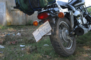 Weligama  Sri Lanka  handschriftlich gefertigtes Nummernschild eines Motorrades
