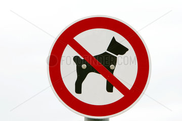 Verbotsschild fuer Hunde am Ostseestrand