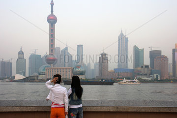 Shanghai  zwei junge Frauen am Bund schauen auf Pudong