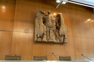 Karlsruhe - Bundesadler und Richterbank im Bundesverfassungsgericht