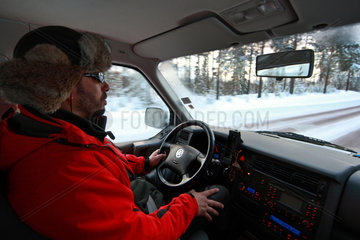 Malung  Schweden  Mann beim Autofahren im Winter