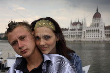 Budapest  ein jugendliches Paar an der Donau vor dem Parlament