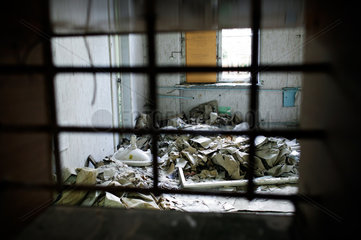 Beelitz-Heilstaetten  Deutschland  Blick durch ein vergittertes Fenster in ein Krankenzimmer