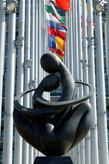 Strassburg  Frankreich  Skulptur Europa hat Herz vor dem Europaparlament