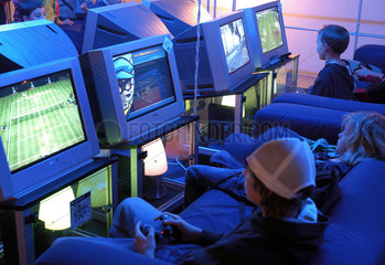 Kinder spielen an einer Playstation