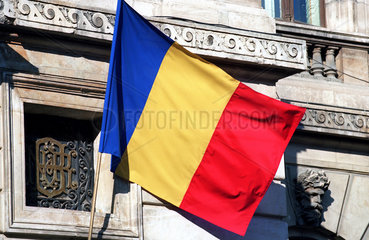 Nationalflagge an der Fassade der Rumaenischen Nationalbank in Bukarest