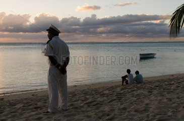 Wachmann am Strand von La Morne Brabant (Mauritius)