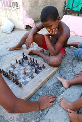 Santiago de Cuba  Kinder spielen auf der Strasse Schach