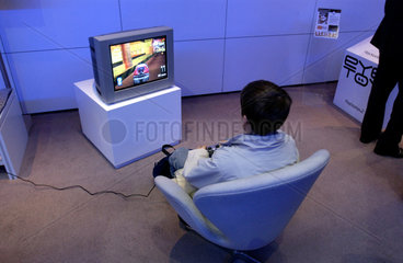 Junge an einer Sony-Playstation  Cebit 2004