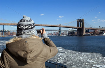 Touristin fotografiert New Yorker Bruecken