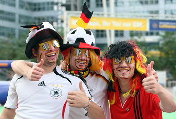 Muenchen  Deutschland  froehliche Fussballfans auf der Fanmeile