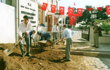 Schueler eines Technischen Lyzeums in Istanbul bei Bauarbeiten