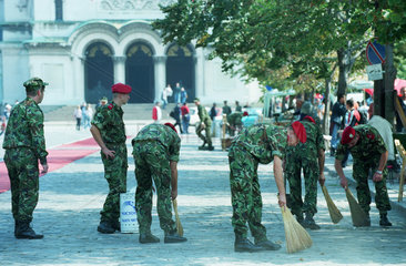 Bulgarische Soldaten bereiten Empfang einer Delegation vor  Sofia