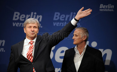 Berlin  Deutschland  Regierender Buergermeister Klaus Wowereit  SPD  mit seinem Lebensgefaehrten Joern Kubicki