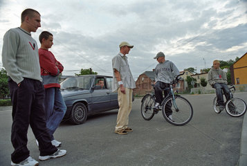 Jugendliche auf der Strasse in einer Ortschaft in Polen