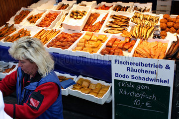 Wismar  eine Frau verkauft Fisch