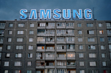 Wohnblock mit Samsung-Leuchtreklame  Kaliningrad  Russland