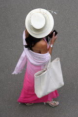 Ascot  Grossbritannien  elegant gekleidete Frau mit Hut beim Pferderennen