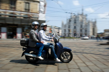 Mailand  Italien  Maenner auf einem Motorroller vor dem Mailaender Dom