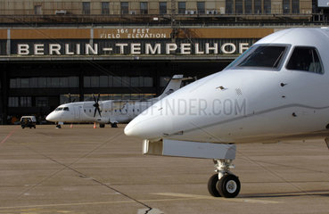 Berlin  Deutschland  Ein Embraer Legacy Jet auf dem Flughafen Berlin-Tempelhof