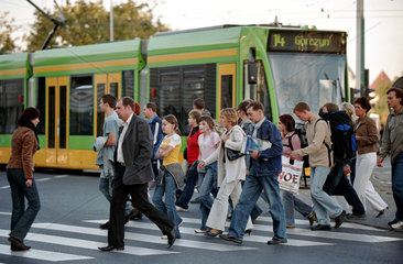 Strassenszene mit Zebrastreifen und Strassenbahn in Poznan  Polen
