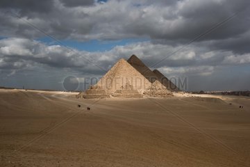EGYPT-GIZA-GREAT PYRAMIDS-VIEW