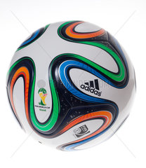 Berlin  Deutschland  der offizielle Spielball der FIFA Fussball-Weltmeisterschaft Brasilien 2014
