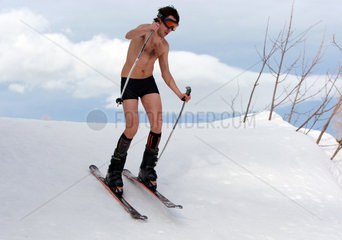 Krippenbrunn  Oesterreich  junger Mann in Boxershorts faehrt Ski