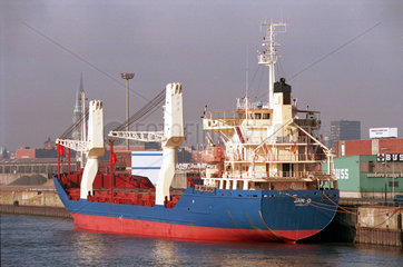 Hamburg  Deutschland  ein Frachter im Hafen