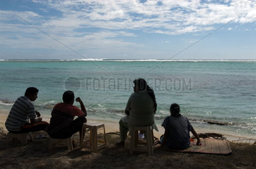Menschen am Strand von La Morne Brabant (Mauritius)