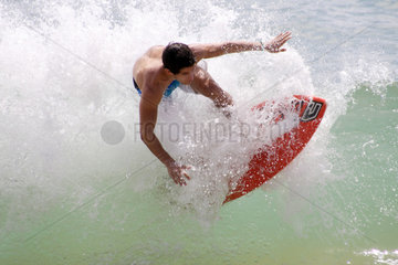 Le Cap Ferret  Frankreich  ein Mann surft in der Bucht von Arcachon