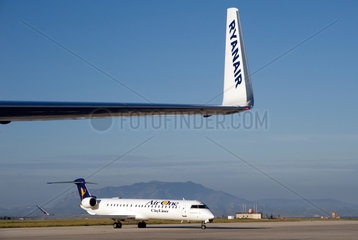 Palermo  Italien  Flugzeuge der Fluggesellschaften Air One und Ryanair