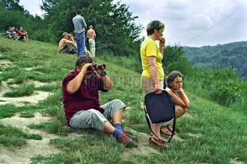 Touristen auf einem Berg in Kazimierz Dolny  Polen