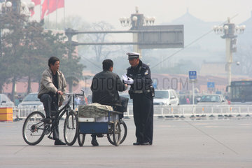 Peking  Verkehrspolizist ermahnt Fahrradfahrer